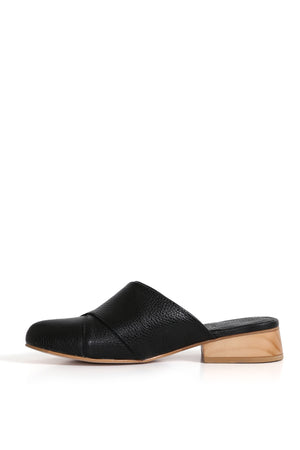 Par Alicante negro en ángulo 45°, cuero floater y perfil bajo; zuecos artesanales.