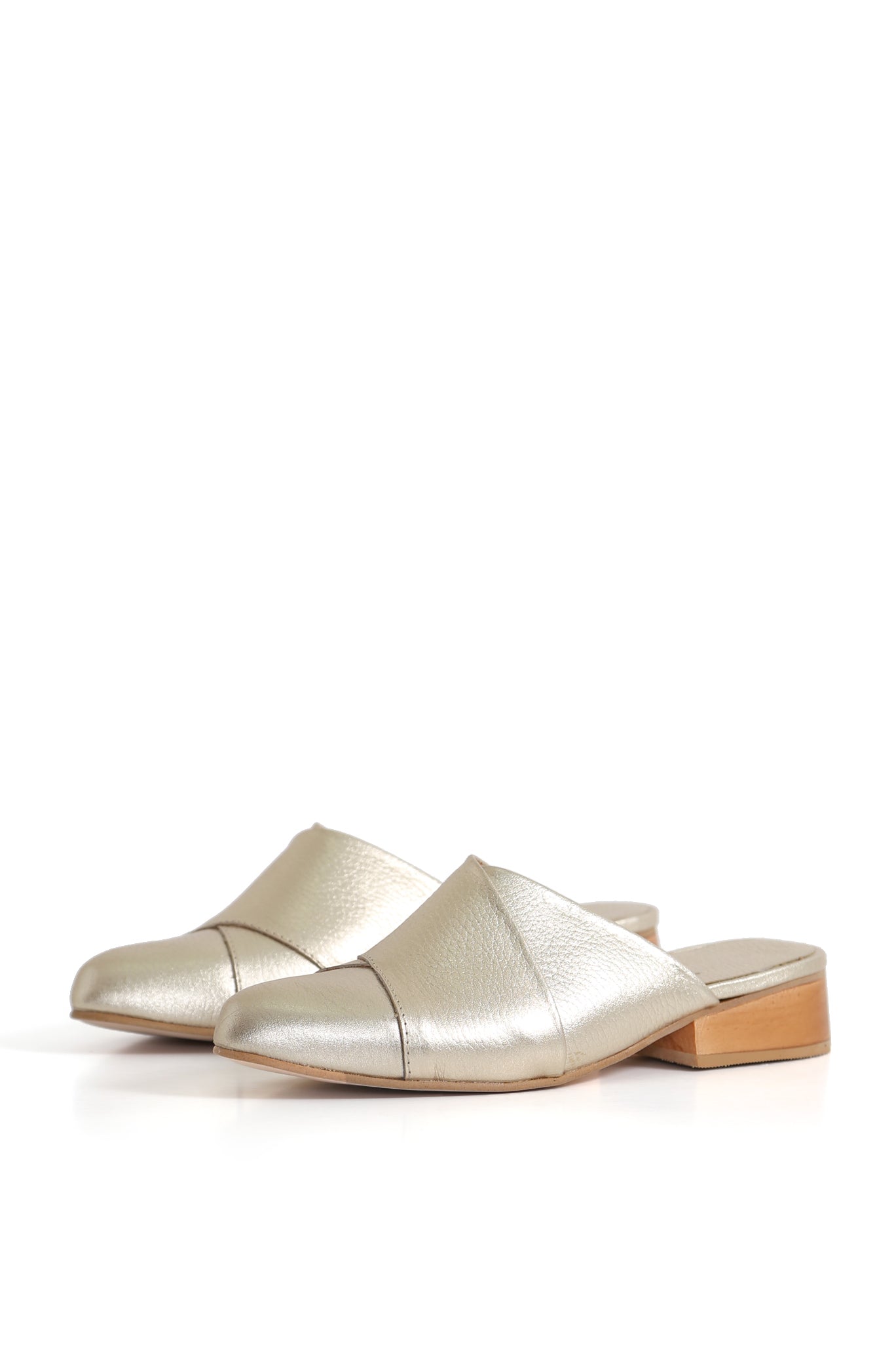 Mule Kebba níquel de cuero floater, empeine envolvente y base madera, fondo blanco. Kebba Clogs