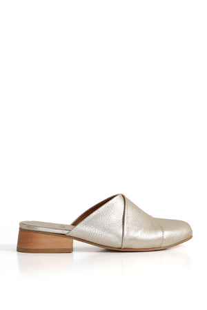 Detalle cuero floater níquel suave y flexible en mule con taco bajo. zuecos Kebba oferta