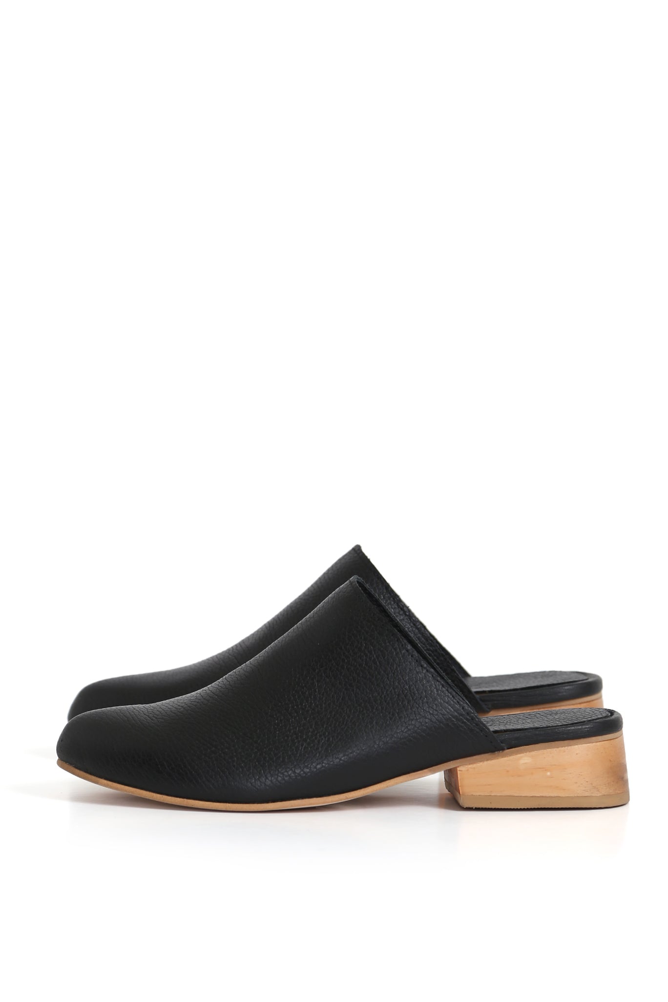 1. Zapatos anatómicos de cuero floater negro con planta Point Kebba.