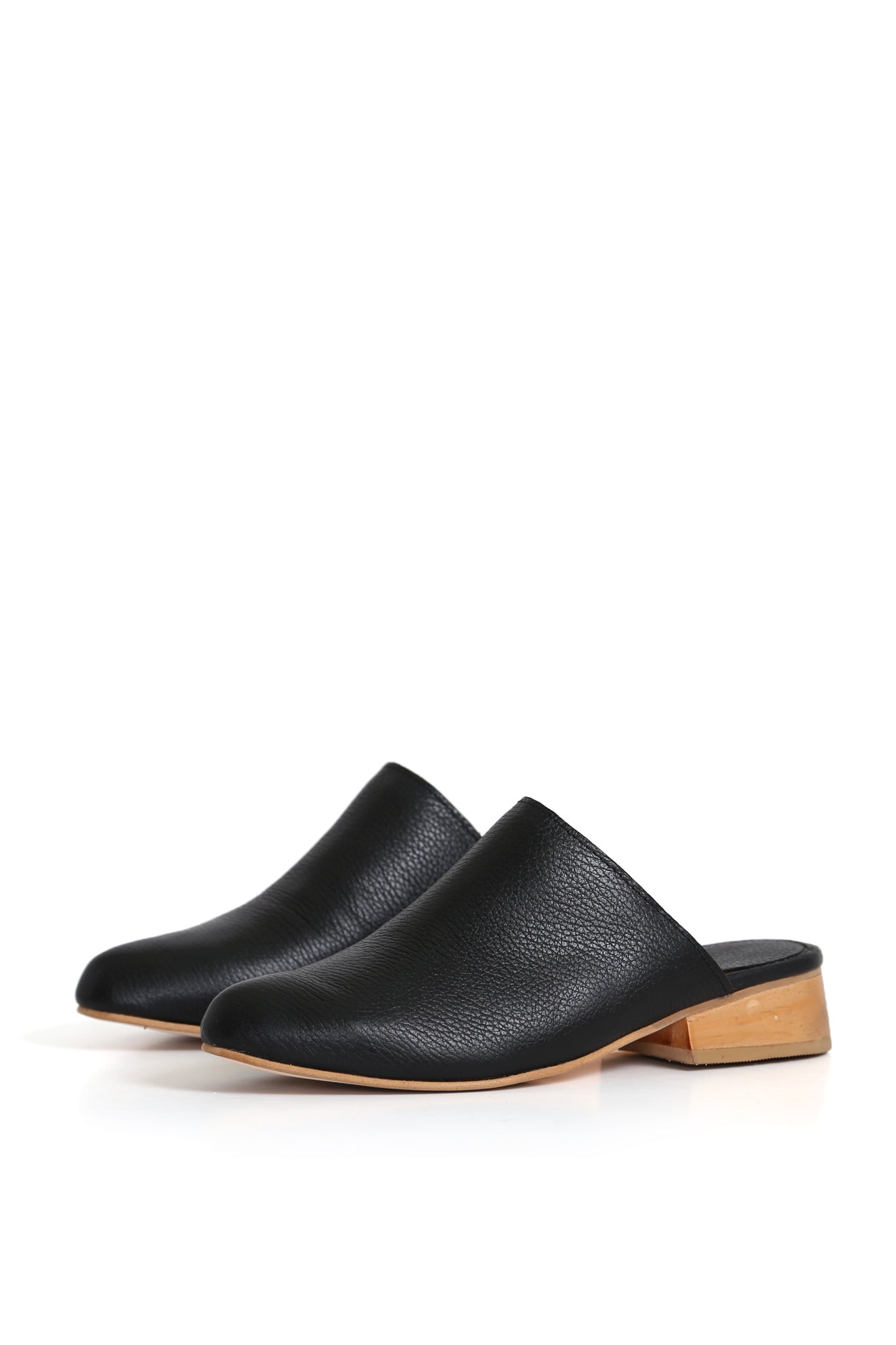 Zuecos de mujer para vestir tipo mule negro artesanal.