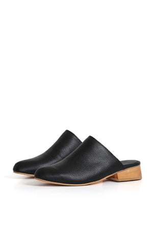 Zuecos de mujer para vestir tipo mule negro artesanal.