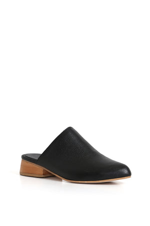 Zuecos artesanales negros con diseño minimalista y suela baja.