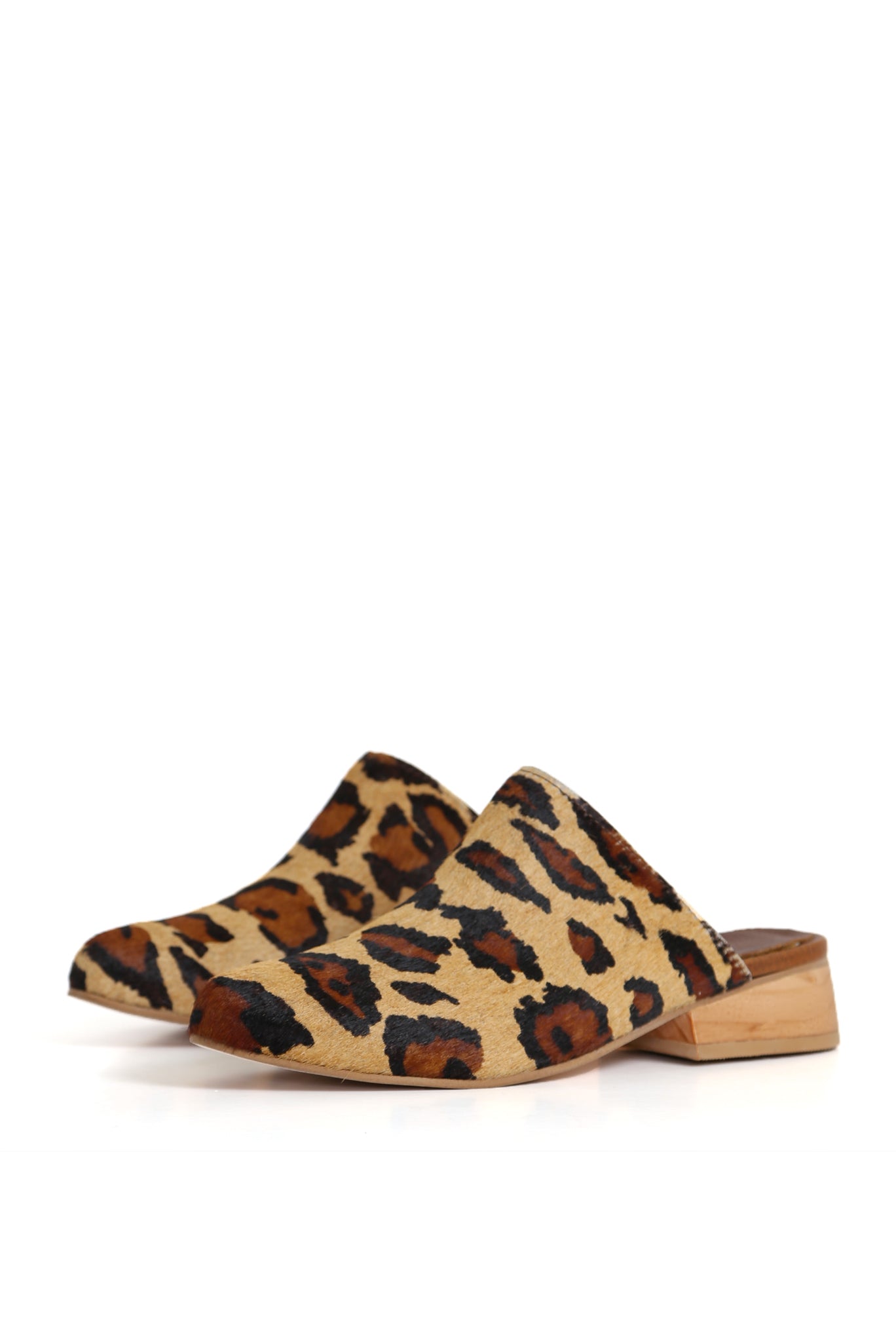 Perfil lateral mule pantera beige, talón abierto, colección Kebba Clogs.