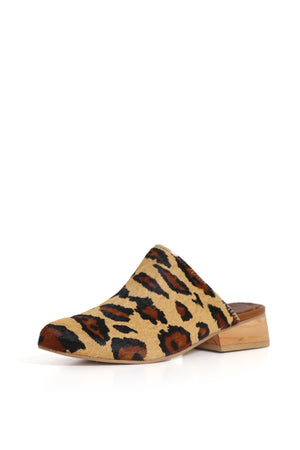 Par de mules pantera beige, tres cuartos, opción a zuecos de mujer para vestir.