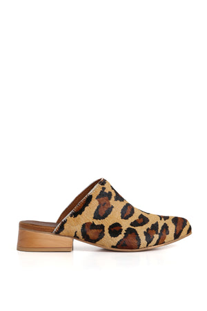 Mule pantera beige sobre fondo blanco, temporada zuecos Kebba oferta.