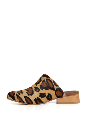 Vista cercana mule pantera beige con taco bajo 3 cm, Kebba Clogs