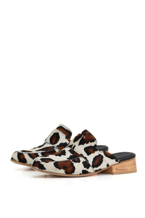 Sandalia baja Andorra pantera blanca en cuero con pelos y detalles café y negro