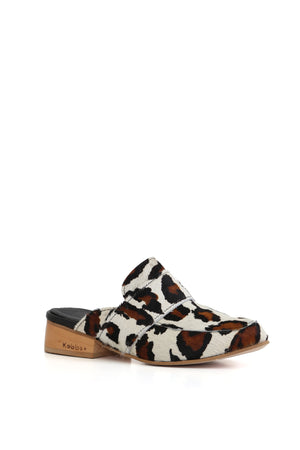 Sandalia artesanal Andorra cuero animal print pantera blanca hecha en Villarrica