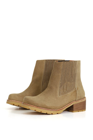 Simonita Sancho Geolux Zizal, botín de cuero con tono verdoso. Imagen en ángulo tres cuartos sobre fondo blanco. Elásticos laterales, taco de 5 cm en planta Simonita y plantilla de cuero. Hecho a mano en Villarrica. Kebba: tradición y herencia en tus manos