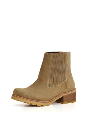 Botín Simonita Sancho en cuero geolux color zizal, fotografiado en vista frontal sobre fondo blanco. Elásticos laterales para fácil calce, taco de 5 cm y plantilla de cuero. Hecho a mano en Villarrica. Kebba: tradición y herencia en tus mano