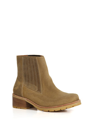 Simonita Sancho Geolux Zizal, botín verdoso de cuero suave con elásticos laterales. Imagen en vista superior sobre fondo blanco. Planta Simonita con taco de 5 cm y forro de cuero. Hecho a mano en Villarrica. Kebba: tradición y herencia en tus manos