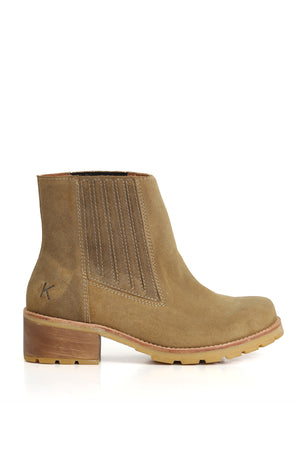 Botín artesanal Simonita Sancho Geolux Zizal en cuero verdoso con elásticos laterales. Vista trasera sobre fondo blanco. Plataforma Simonita con taco de 5 cm y plantilla de cuero. Hecho a mano en Villarrica. Kebba: tradición y herencia en tus manos