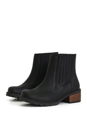 Modelo Simonita Sancho Texas Negro, botín con elásticos laterales en cuero liso. Vista lateral sobre fondo blanco, con taco de 5 cm en planta Simonita, forro y plantilla de cuero. Hecho a mano en Villarrica. Kebba: tradición y herencia en tus manos