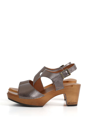 Sandalia peltre en cuero floater con hebilla y base de madera, taco medio, perfil lateral. zapatos anatómicos