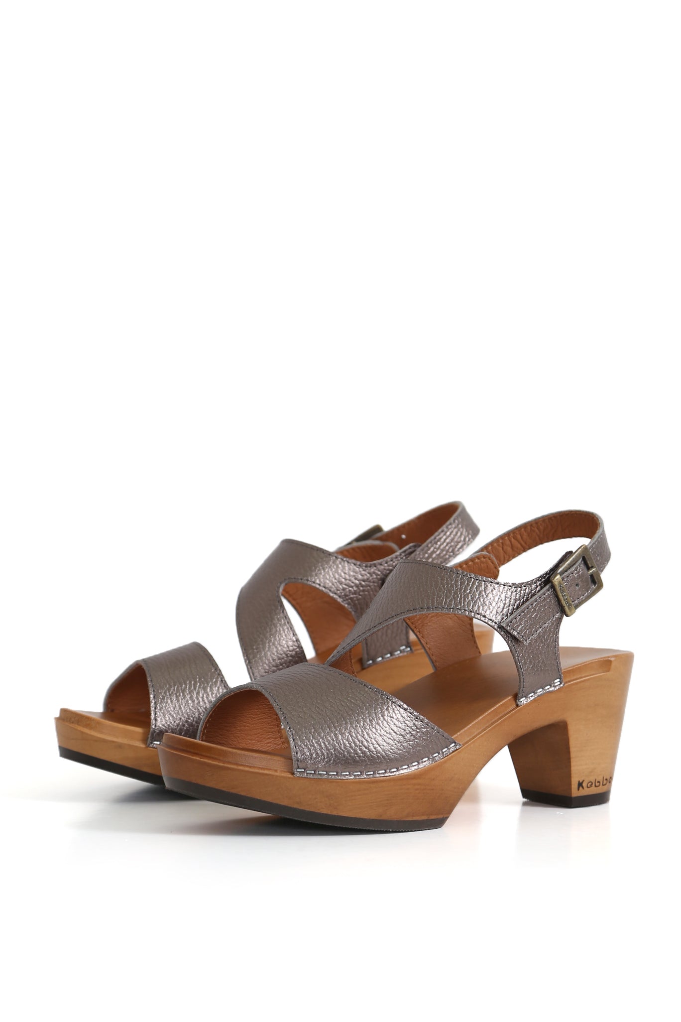 Sandalia Tri Troya peltre, tiras anchas y slingback, planta de madera estable, fondo blanco. Kebba Clogs