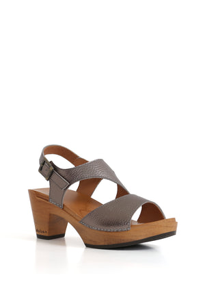 Sandalia metálica peltre en cuero floater grano natural con hebilla; base de madera. zuecos artesanales