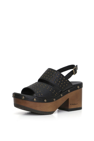 Sandalia artesanal de cuero negro con planta alta de madera BUA, zapatos anatómicos