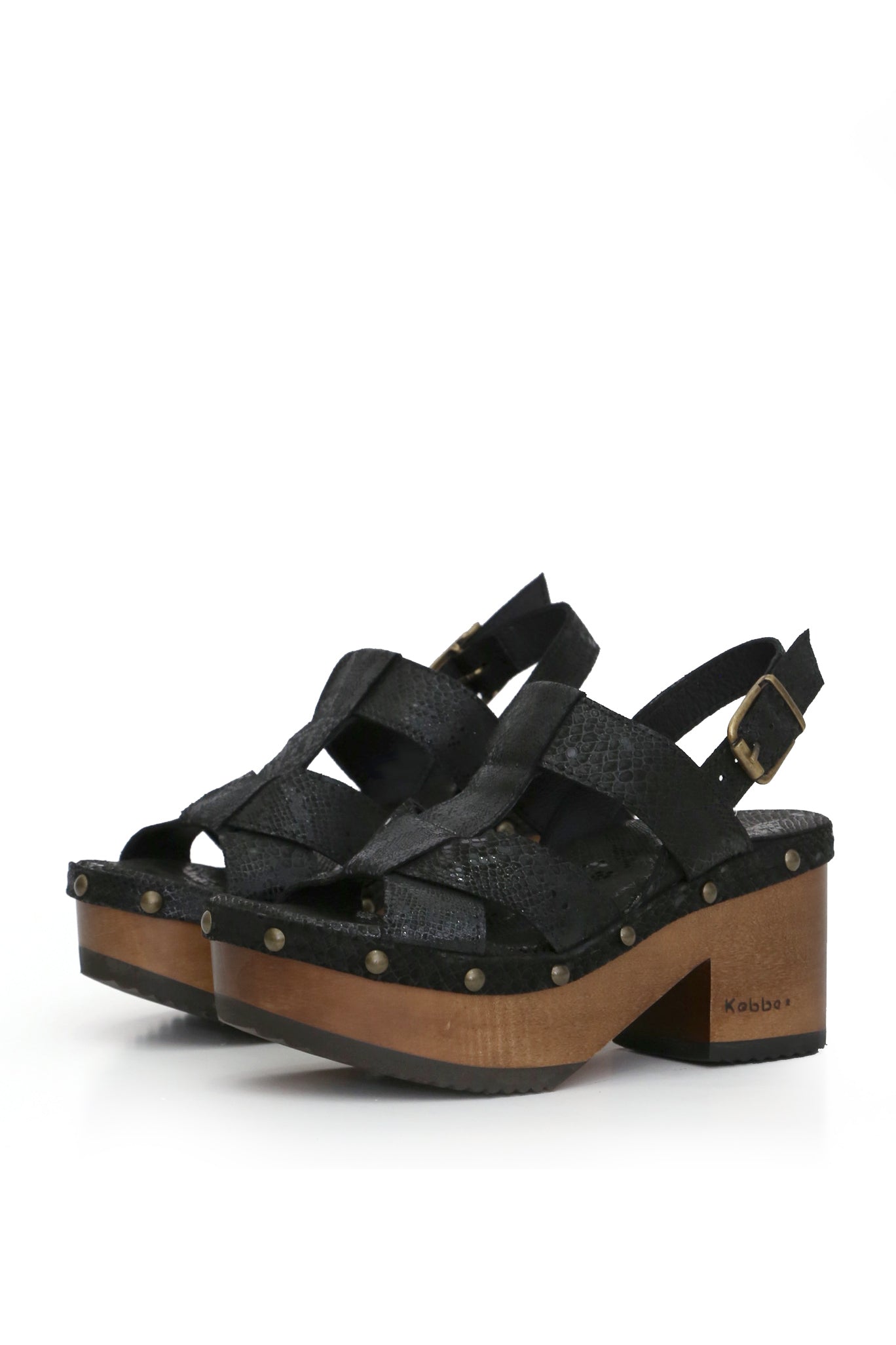 Bua Bimba Kebba en cuero negro con hebilla superior y diseño artesanal, zuecos artesanales