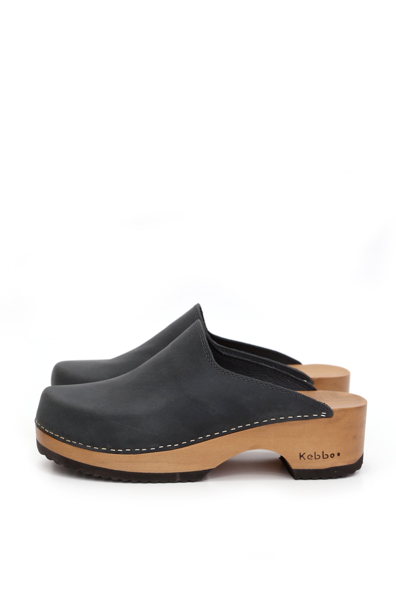 Zuecos de mujer para vestir Cloc West Negro en cuero opaco y graso, planta anatómica madera 5 cm, fondo blanco