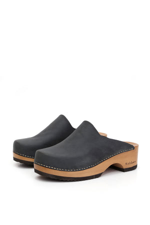Kebba Clogs modelo Cloc West Negro, cuero graso opaco con planta de madera anatómica 5 cm, fondo blanco