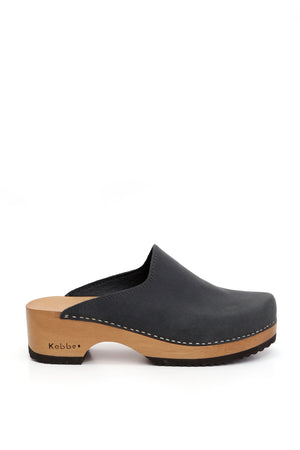 Zuecos artesanales Kebba Cloc West Negro con cuero natural graso y suela anatómica de 5 cm, fondo blanco