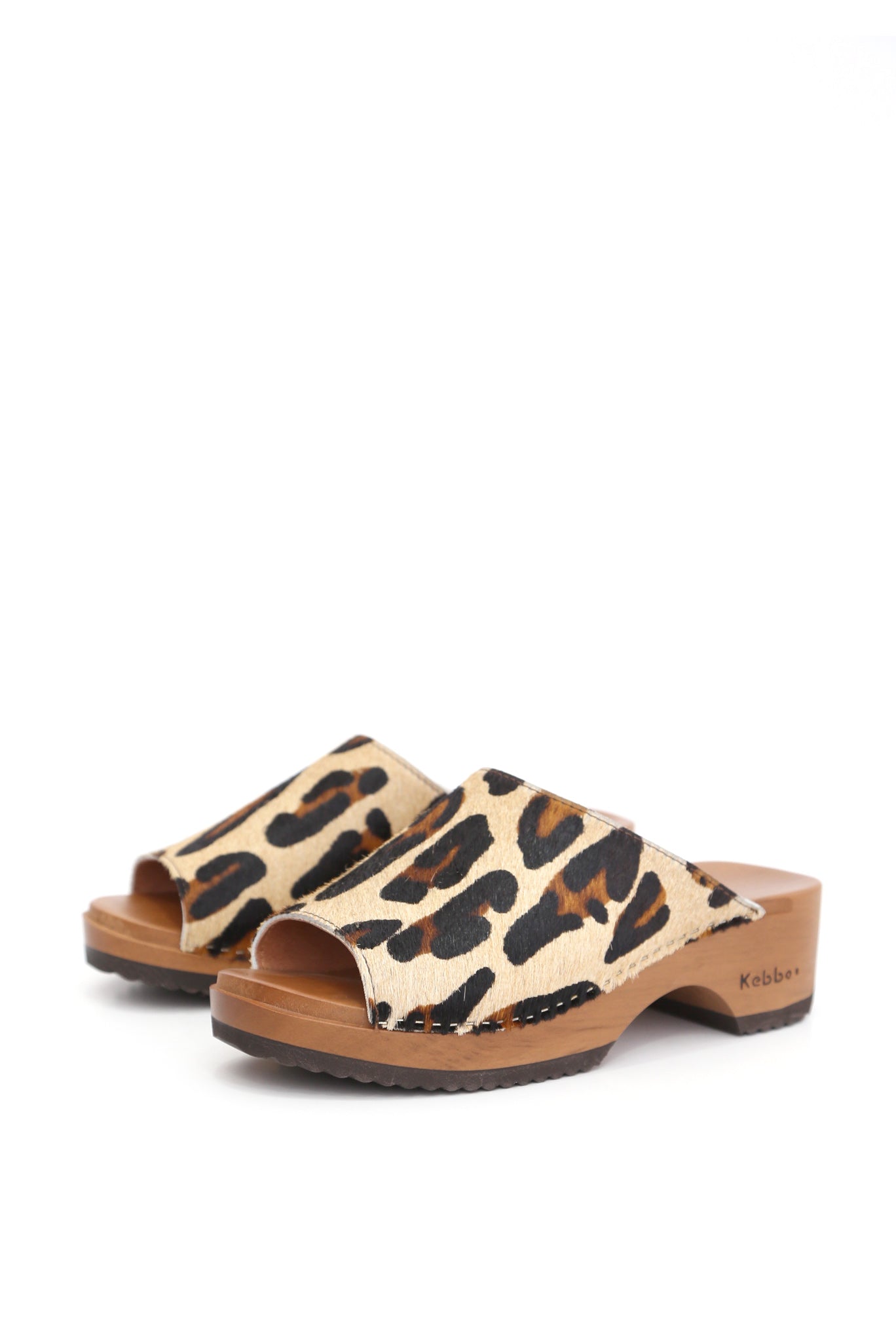 Zuecos artesanales Nicanor Pantera Beige con cuero animal print beige y planta de madera anatómica, vista lateral fondo blanco