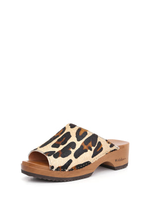 Kebba Clogs modelo Nicanor Pantera Beige, zuecos de cuero animal print con planta anatómica 5 cm, fondo blanco