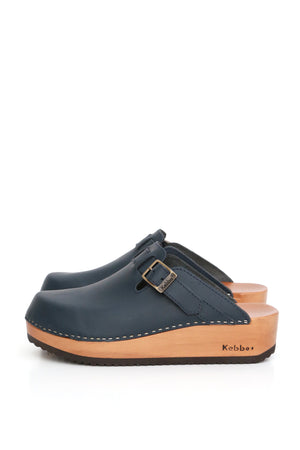 Zuecos de mujer para vestir Kebba Riemen azul náutico en cuero con planta anatómica de madera 5 cm, vista lateral fondo blanco