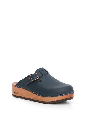 Zapatos anatómicos Kebba Riemen azul náutico en cuero con correa de ajuste y suela anatómica de madera, vista superior fondo blanco