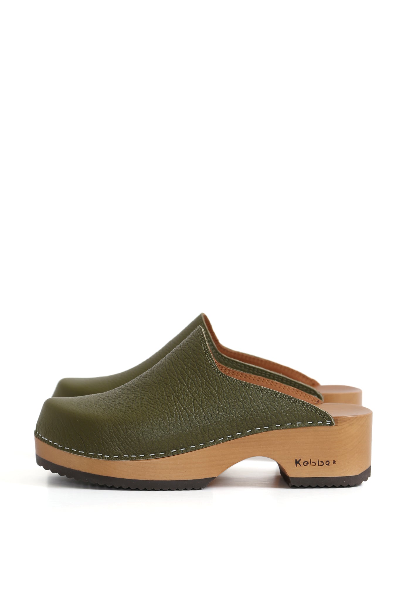 Cuero floater verde loden con textura natural y acabado mate