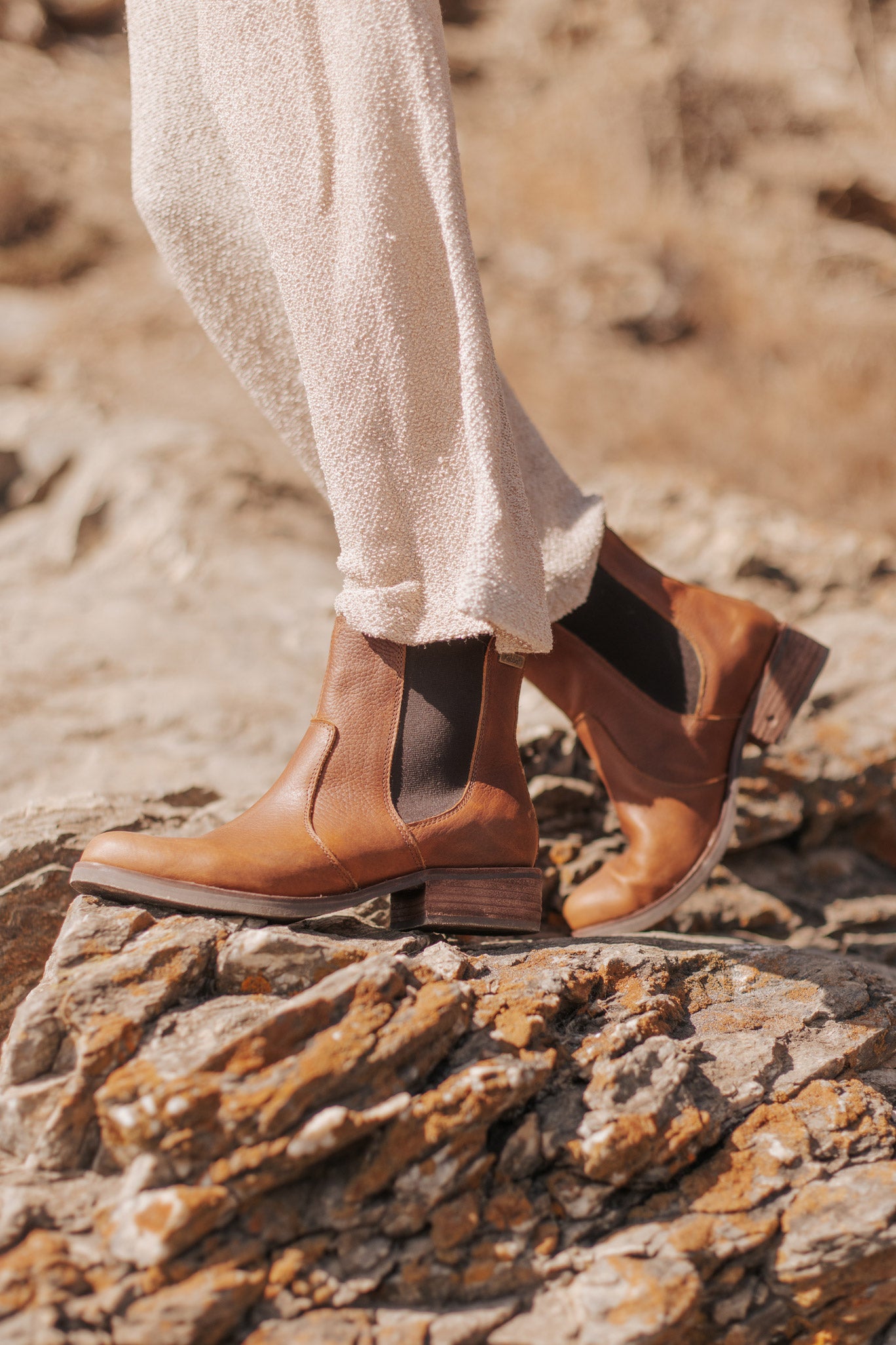 Botín Kebba Alonza Alberta Texas Alerce en cuero natural con acabado envejecido. Diseño rústico con elásticos laterales y taco bajo de madera. Fotografía sobre fondo blanco. Piezas únicas en colecciones limitadas. Hecho a mano en Villarrica. Kebba: tradición y herencia en tus manos