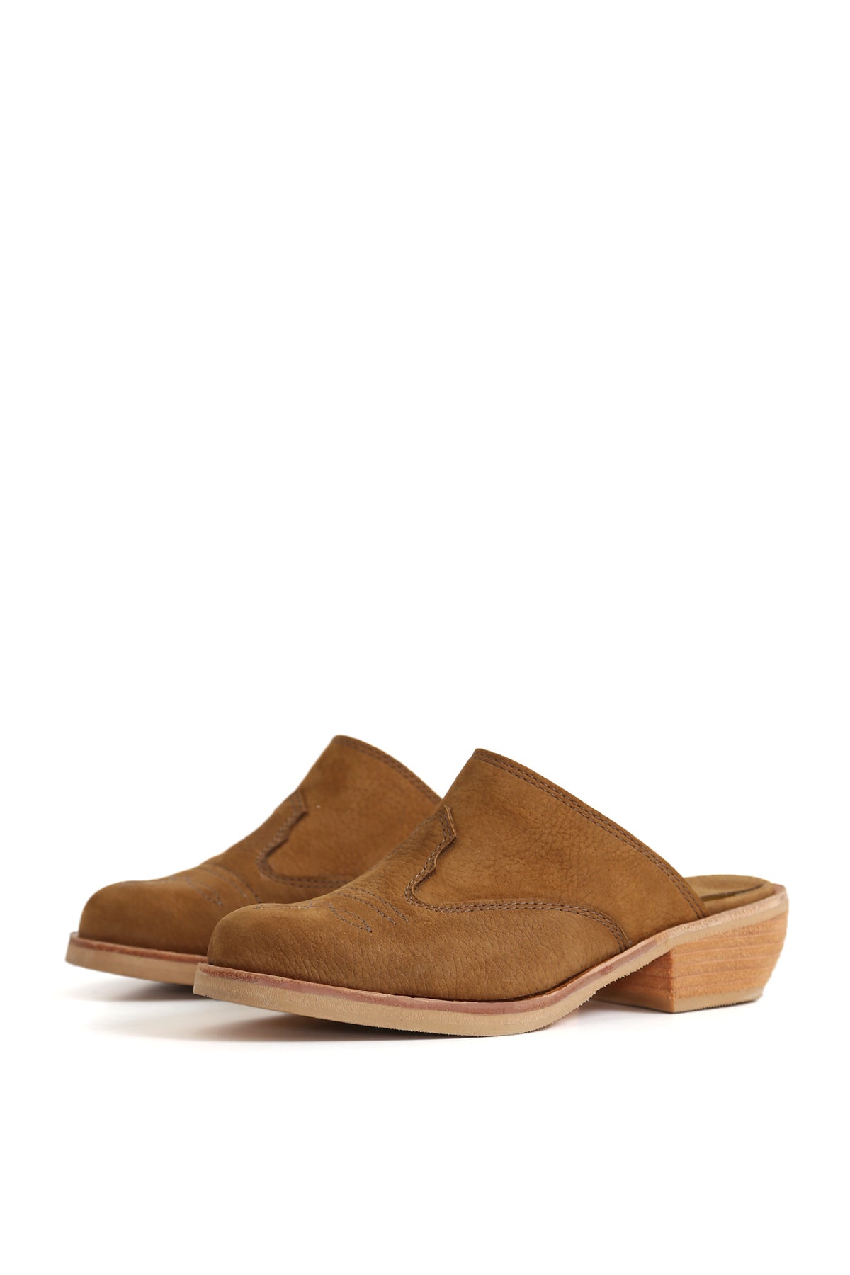 Mule artesanal tostado en nobuk con estilo clásico de los Kebba Clogs

