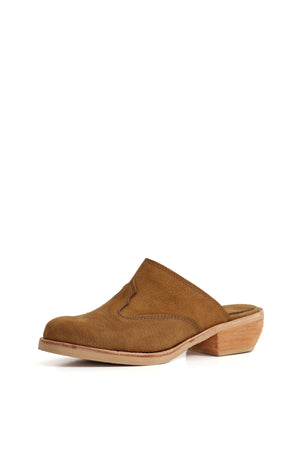 Zuecos artesanales tostados tipo mule con acabado nobuk suave
