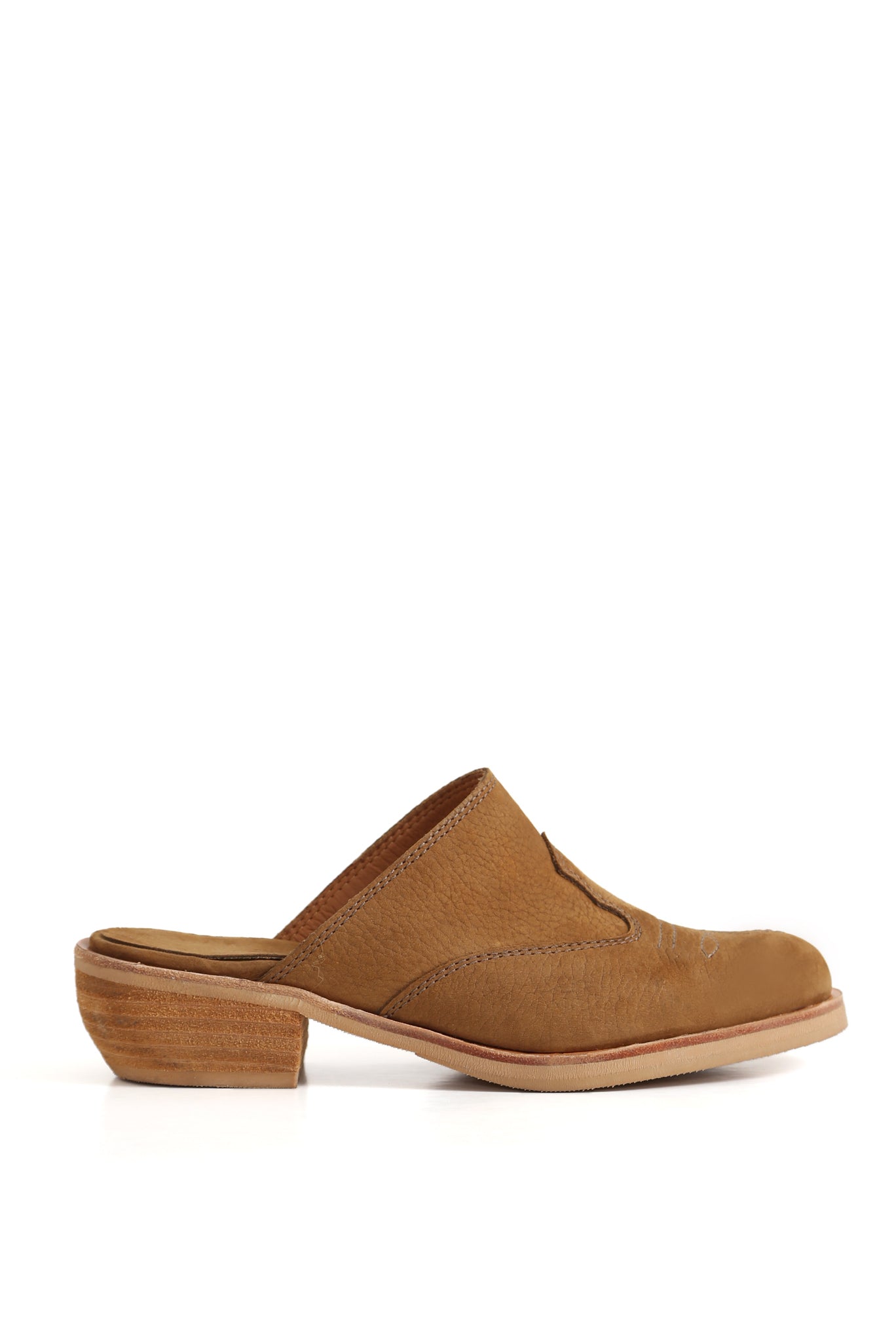 Zueco tipo mule tostado en cuero nobuk con diseño artesanal estilo Kebba Clogs
