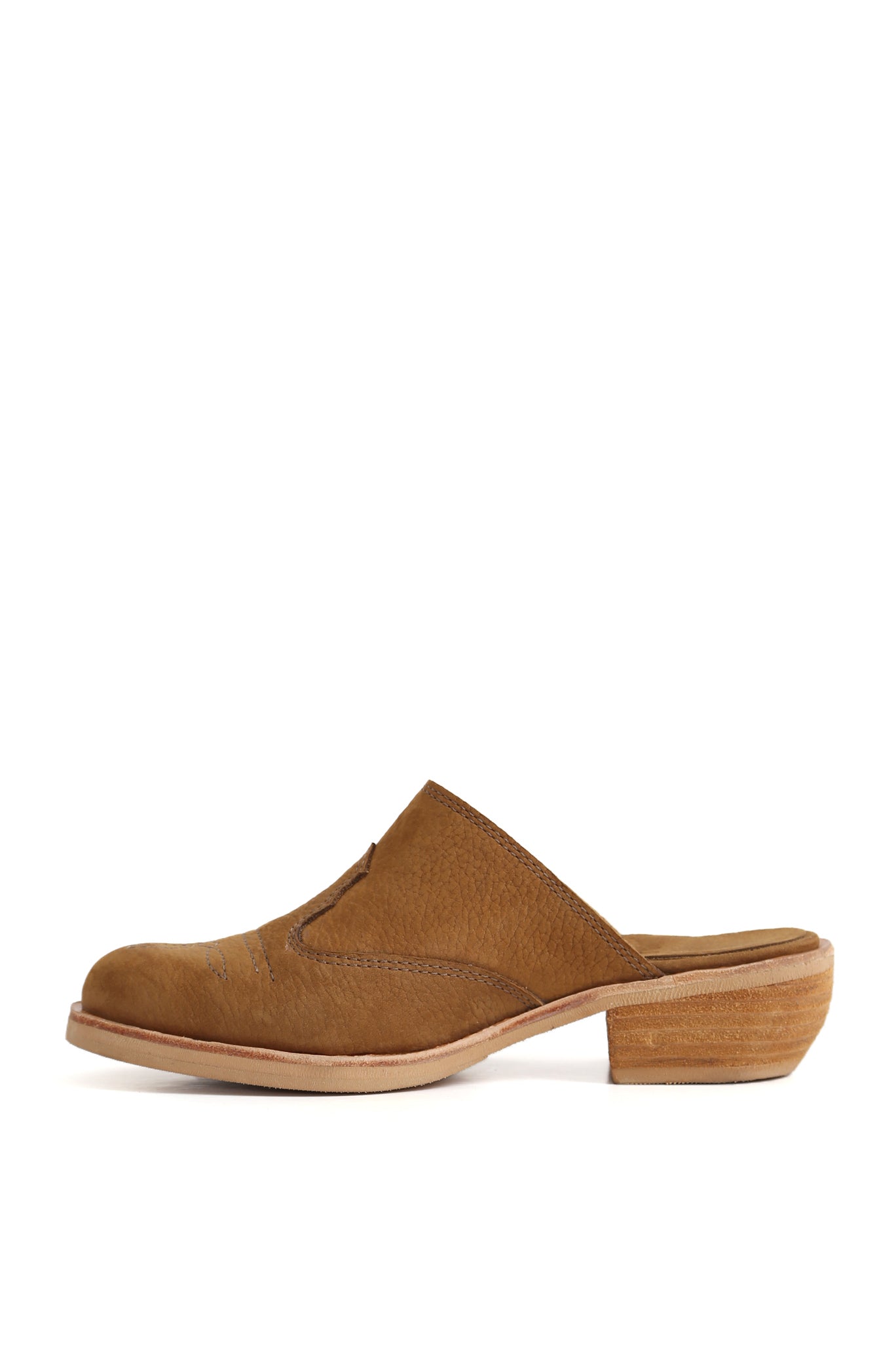 Zueco tipo mule tostado en cuero nobuk con diseño artesanal estilo Kebba Clogs
