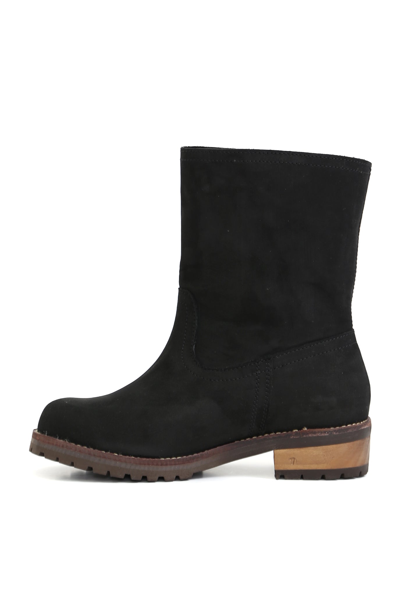 Bototo artesanal Kebba Damiano negro en cuero oil suave con diseño clásico sin cierre, detalle lateral elegante fondo blanco