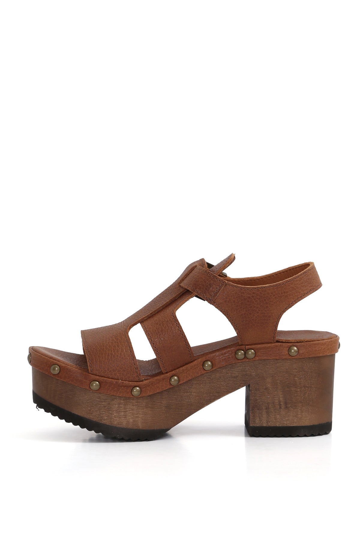 Modelo BUA Bali Texas Tostado de Kebba, sandalia tipo zueco de cuero liso tostado. Planta BUA en madera nativa de 8 cm con hebilla de ajuste. Imagen trasera sobre fondo blanco. Piezas únicas en colecciones limitadas. Hecho a mano en Villarrica. Kebba: tradición y herencia en tus manos