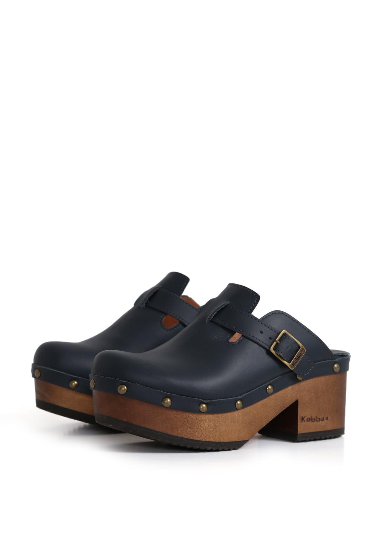 Benjamina azul en cuero náutico con regulador de empeine y taco alto, zuecos artesanales