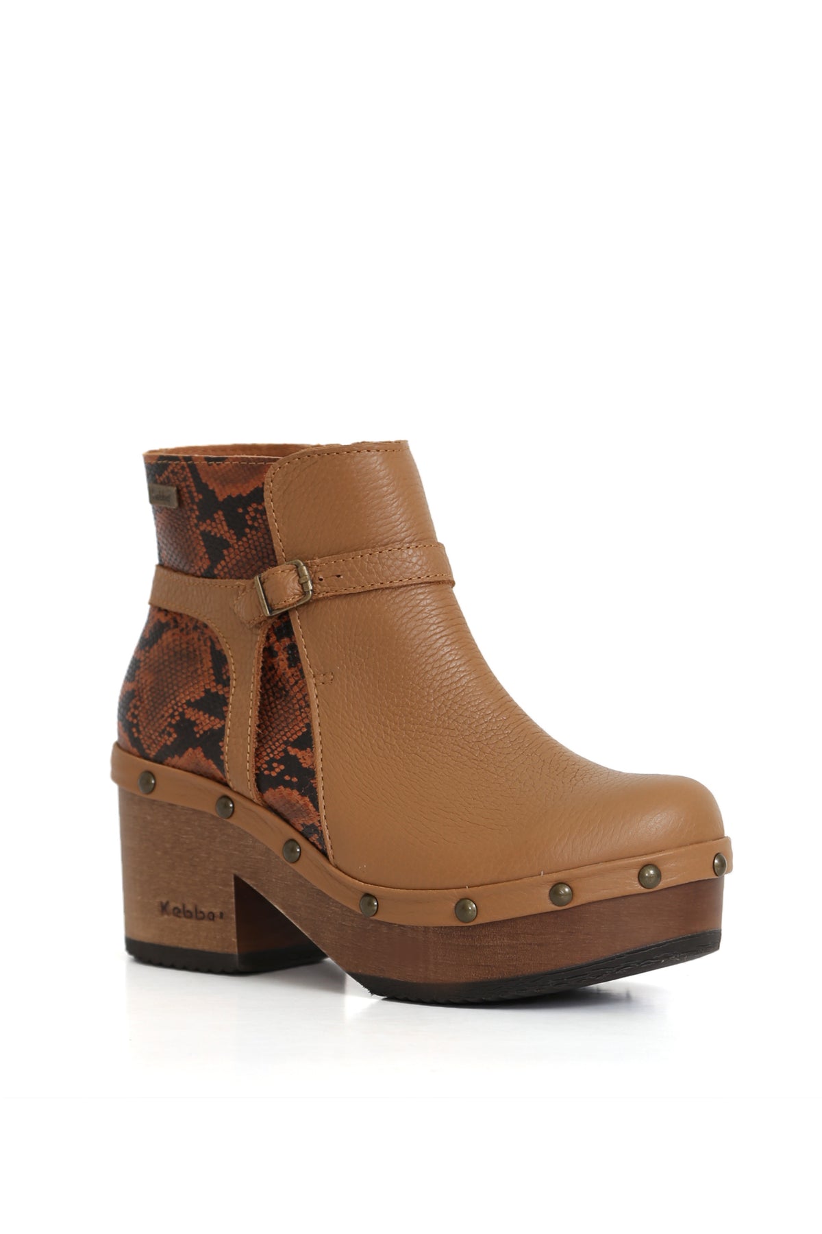 Modelo BUA Bolívar Cascabel en beige, fotografiado en ángulo frontal sobre fondo blanco. Botín artesanal con planta de madera nativa de 8 cm, cuero floater soft y lezard. Hecho a mano en Villarrica. Kebba: tradición y herencia en tus manos