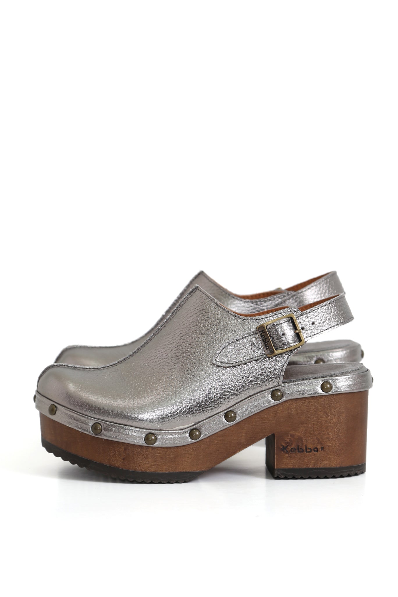 Zuecos de mujer para vestir color peltre con base de madera y correa ajustable
