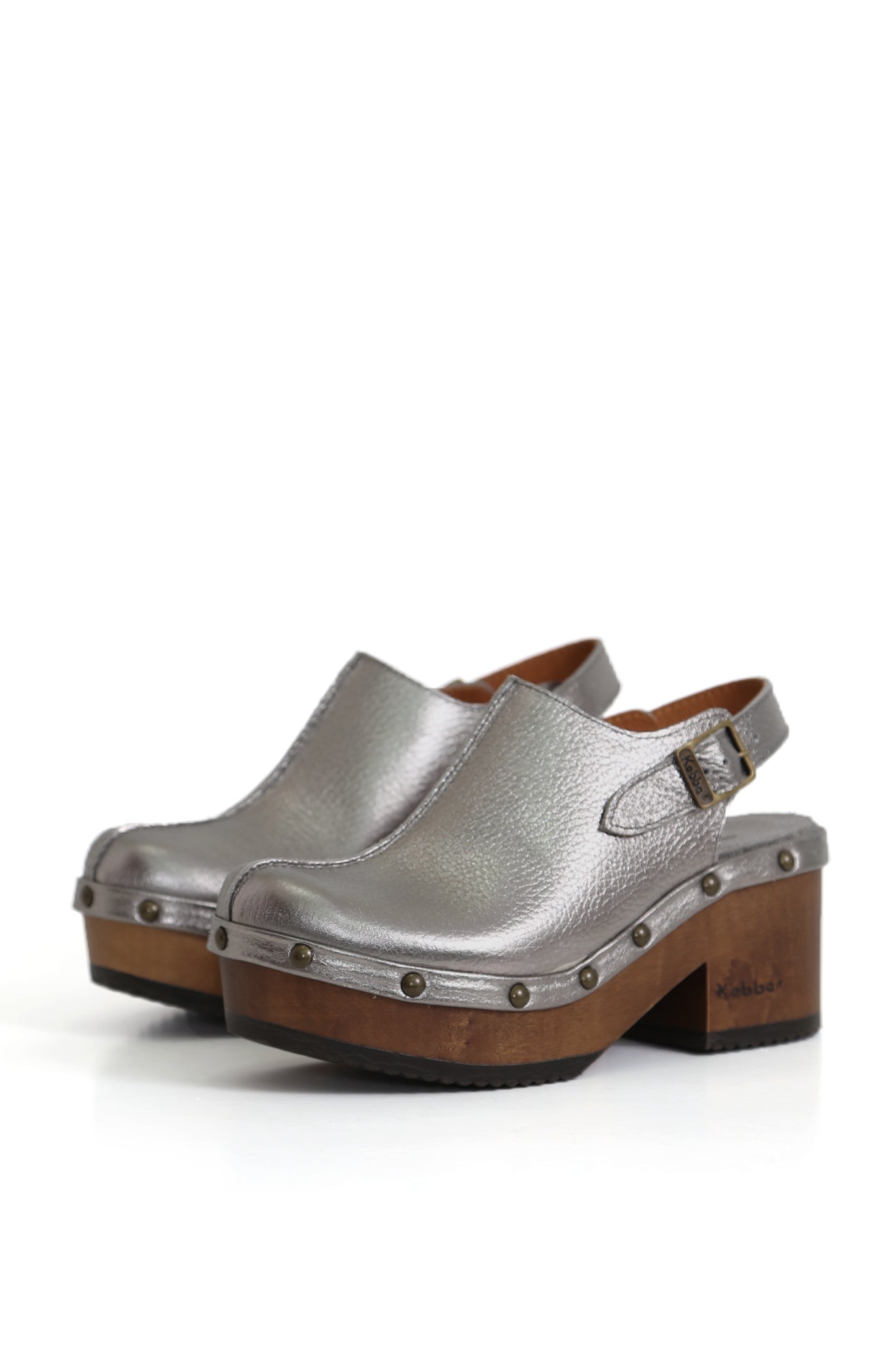 Zuecos de mujer para vestir color peltre con base de madera y correa ajustable
