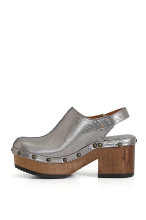 Zuecos artesanales peltre con correa y base madera vistos de perfil
