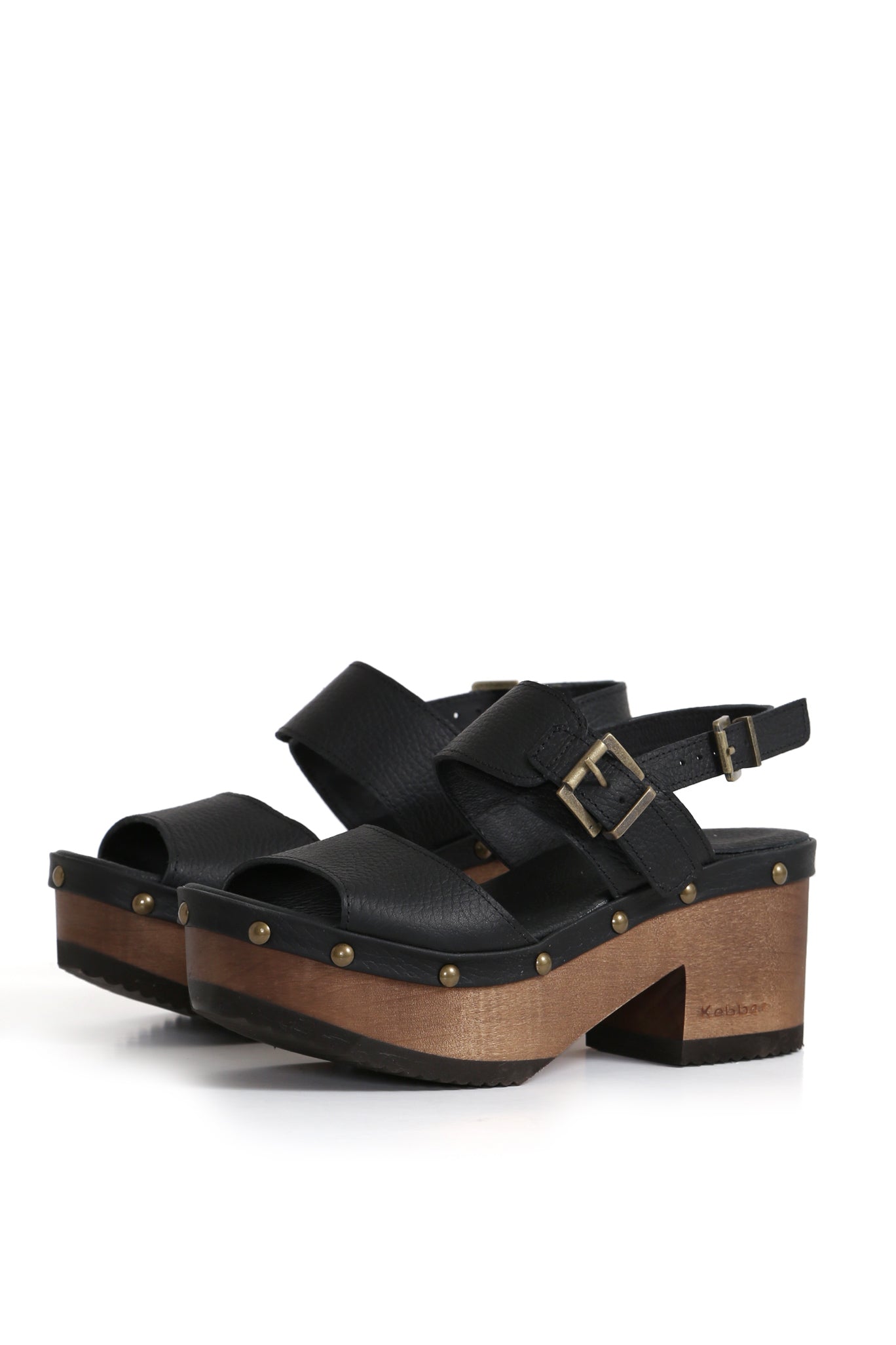 Sandalia plataforma BUA Etiopía Texas Negro en cuero liso con hebillas ajustables en empeine y talón. Planta BUA de 8 cm en madera tepa, diseño robusto y artesanal. Fotografía sobre fondo blanco. Hecho a mano en Villarrica. Kebba: tradición y herencia en tus manos