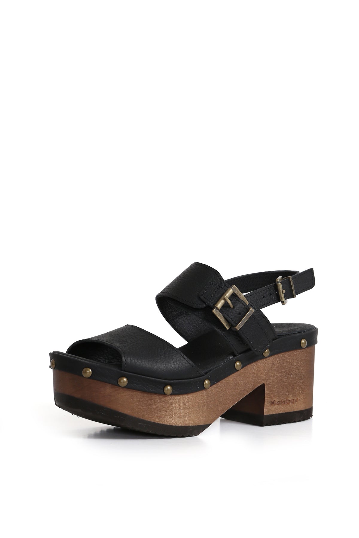 Sandalia artesanal BUA Etiopía Texas Negro. Cuero liso con doble hebilla y plataforma anatómica de 8 cm en madera tepa. Vista en tres cuartos sobre fondo blanco. Hecho a mano en Villarrica. Kebba: tradición y herencia en tus manos