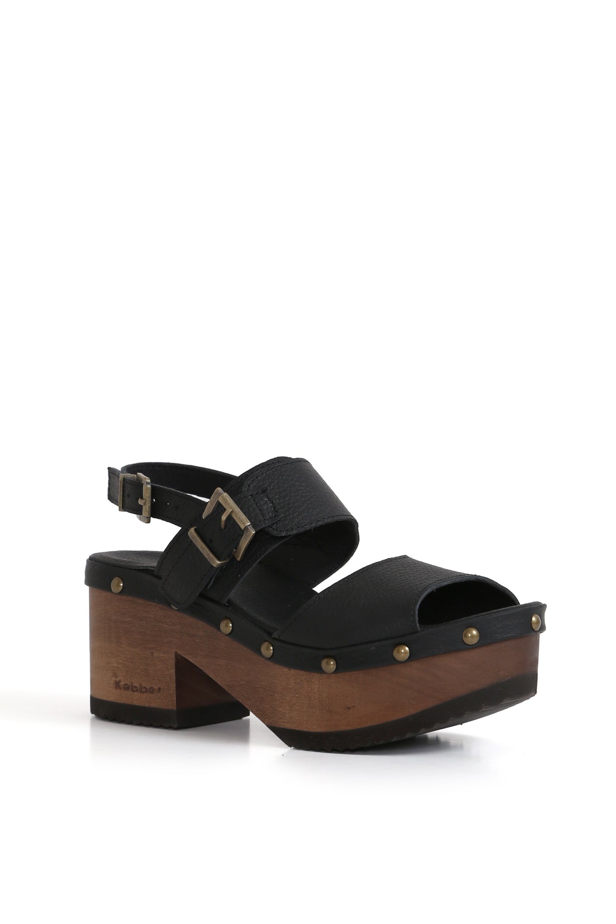 Sandalia negra BUA Etiopía Texas, fabricada en cuero liso con hebillas de ajuste. Planta BUA de madera tepa con 8 cm de altura. Imagen frontal sobre fondo blanco. Hecho a mano en Villarrica. Kebba: tradición y herencia en tus manos