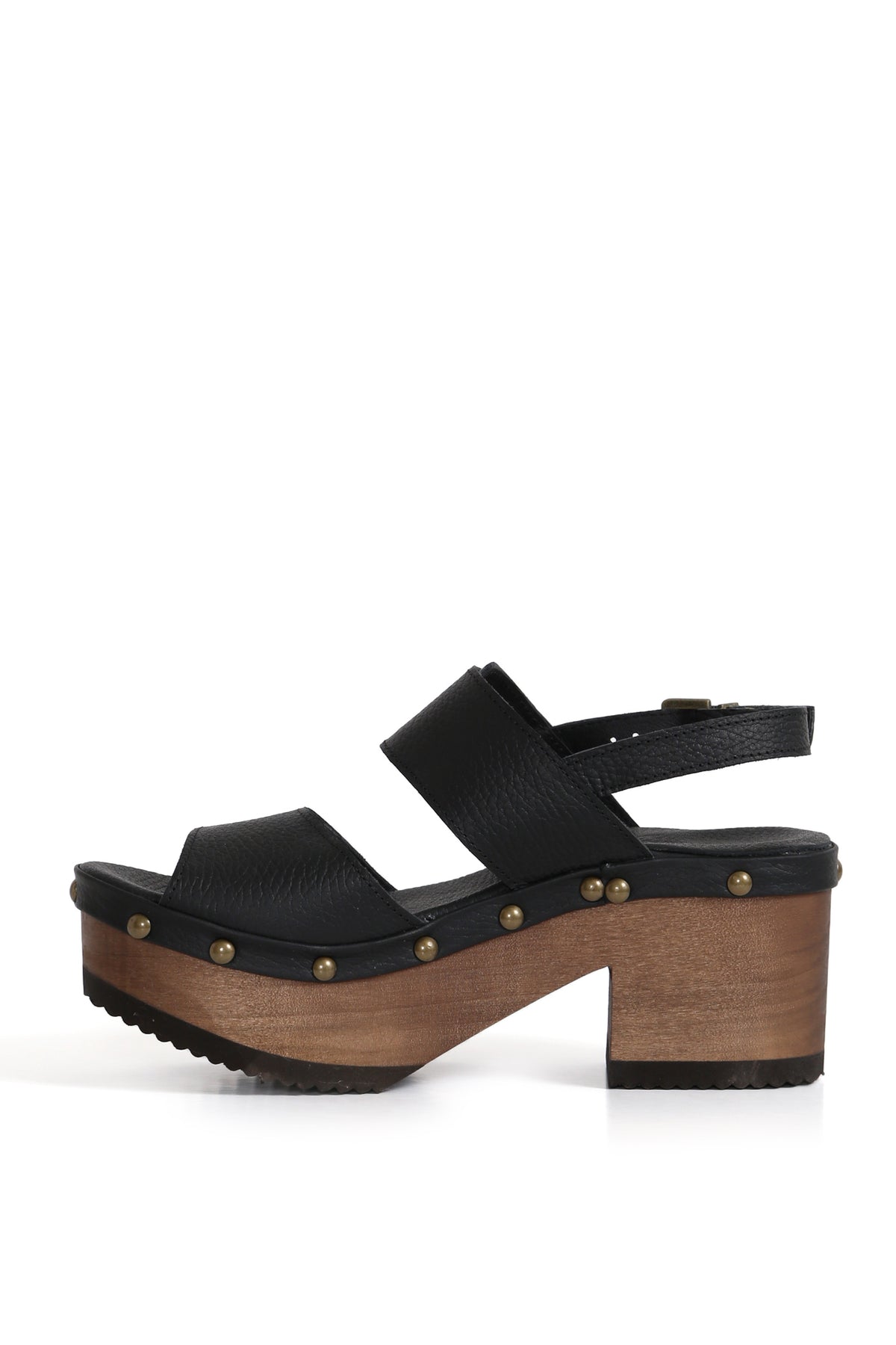 Sandalia plataforma BUA Etiopía Texas Negro en cuero liso. Planta anatómica de madera tepa con altura de 8 cm y ajuste con hebillas metálicas. Imagen trasera sobre fondo blanco. Hecho a mano en Villarrica. Kebba: tradición y herencia en tus manos