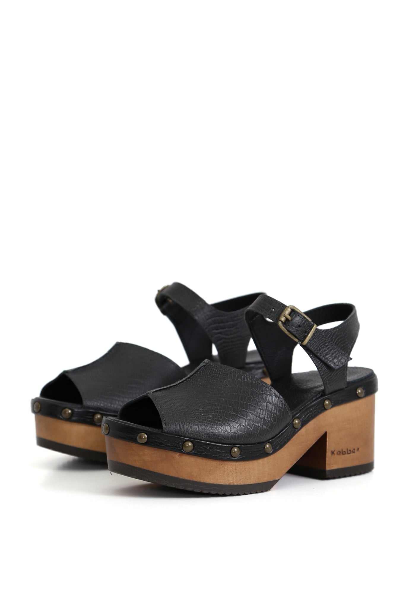 Zuecos de mujer para vestir negros con textura reptil y base de madera
