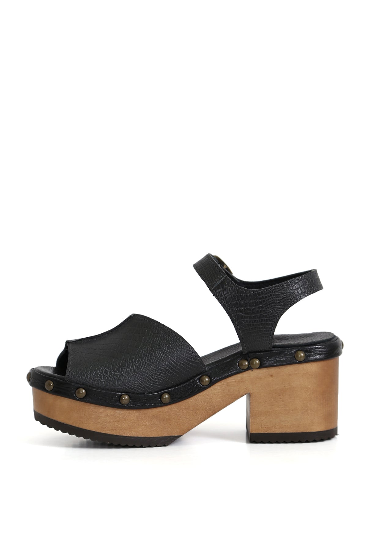 Zuecos artesanales negros estilo lezard sobre fondo blanco
