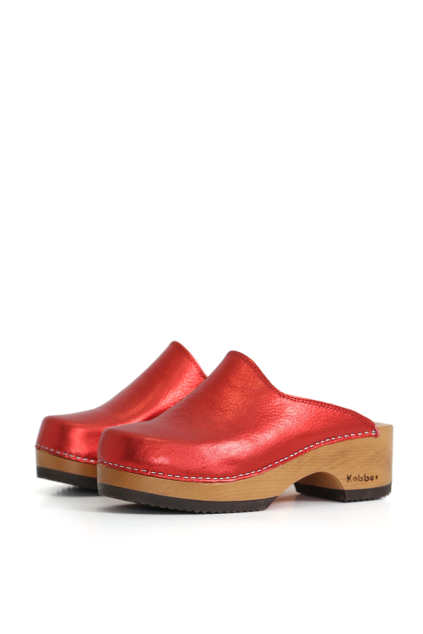 Zuecos de mujer para vestir en cuero floater rojo brillante, Kebba Clogs.
